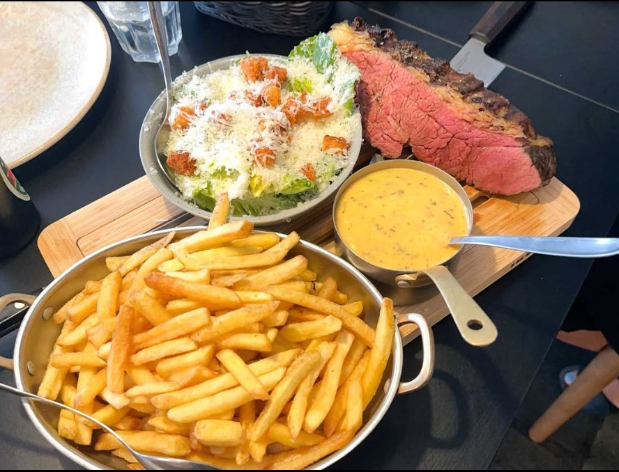 Bøf, pommes frites, bearnaise og cæsarsalat